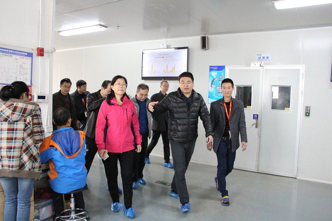 Jiangxi daily deputy editor Yang Huizhen visit Jiangxi world Au Optronics Co Research Guide